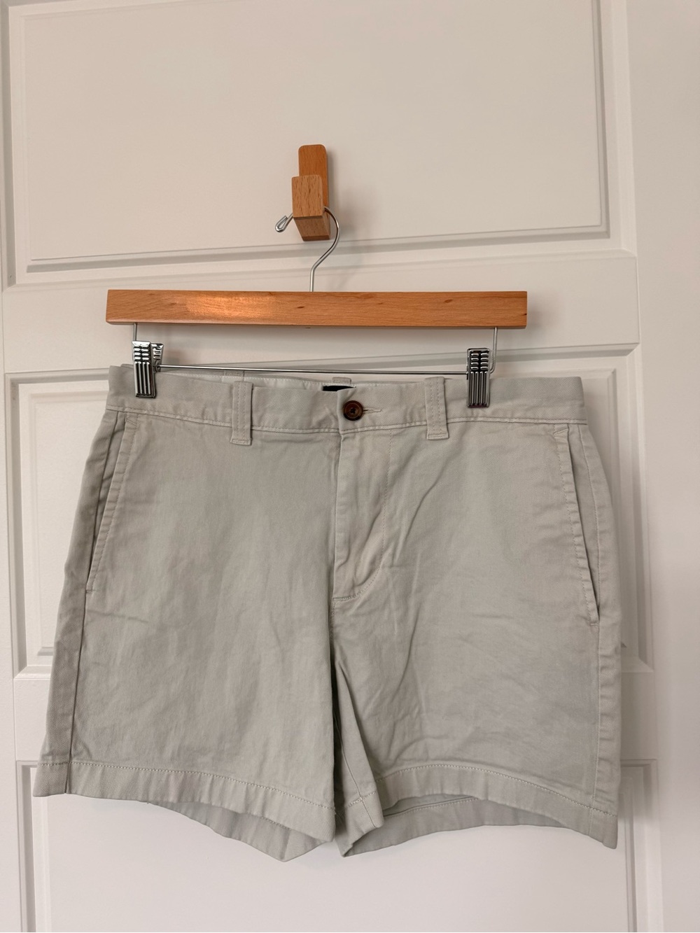 J.Crew Men's Chino Shorts Size 30 – 5" Inseam Beige / Khaki Flat Front